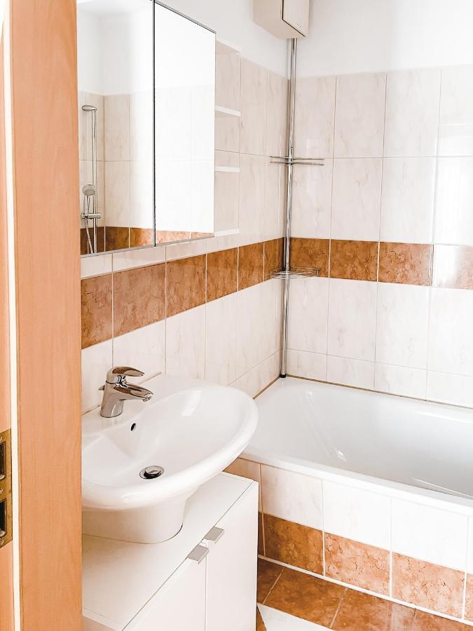 Schoene Wohnung, Eigene Terrasse, Privater Parkplatz, Wi-Fi, Waschmaschine, 3P شيمنيتز المظهر الخارجي الصورة